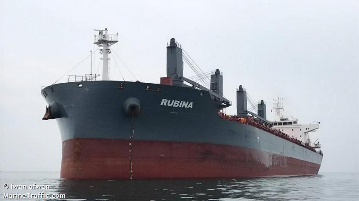 El buque portugués Rubina.