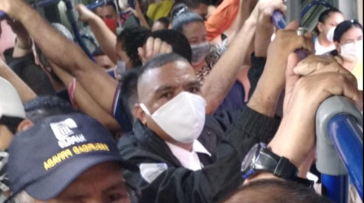 Foto facilitada sobre el sobrecupo en plena pandemia de Transmetro.