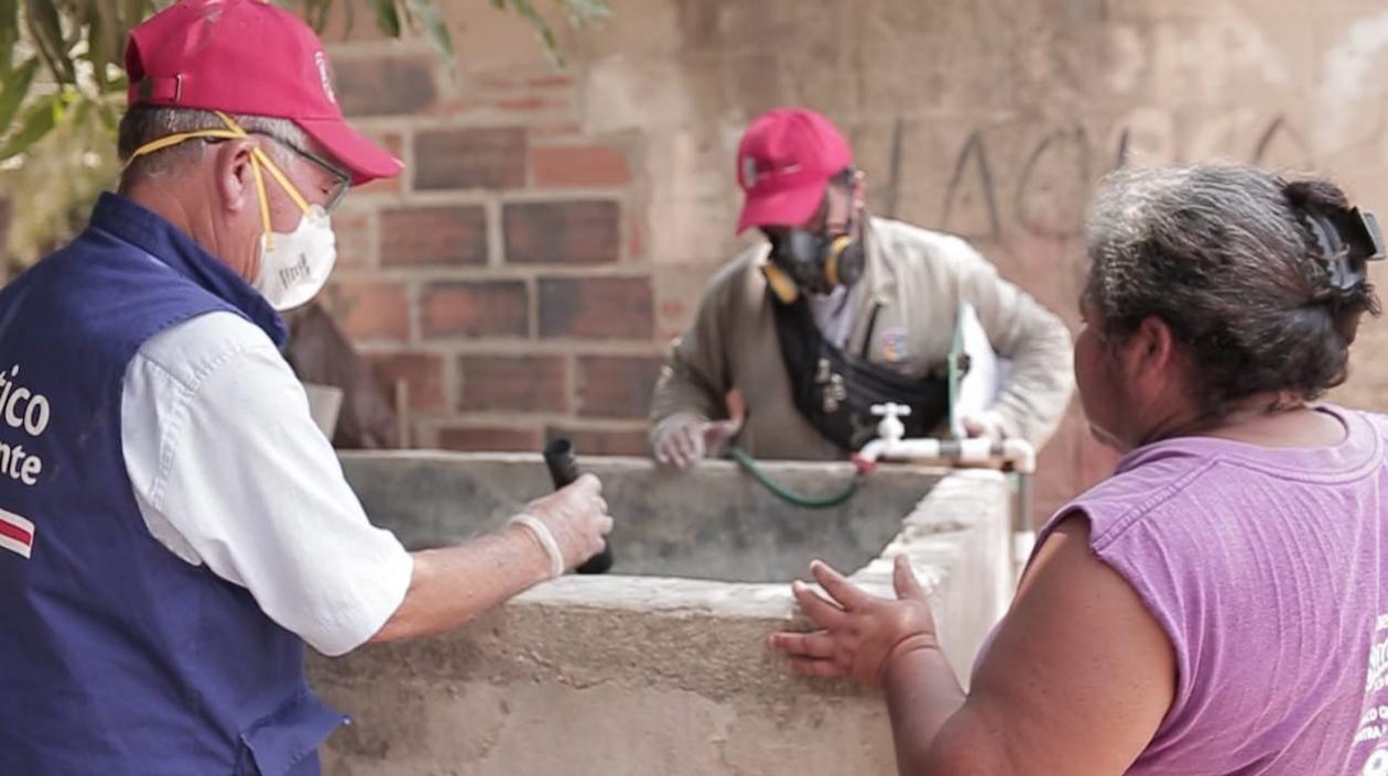 Técnicos de la Secretaría de Salud inspeccionando tanques de almacenamiento.