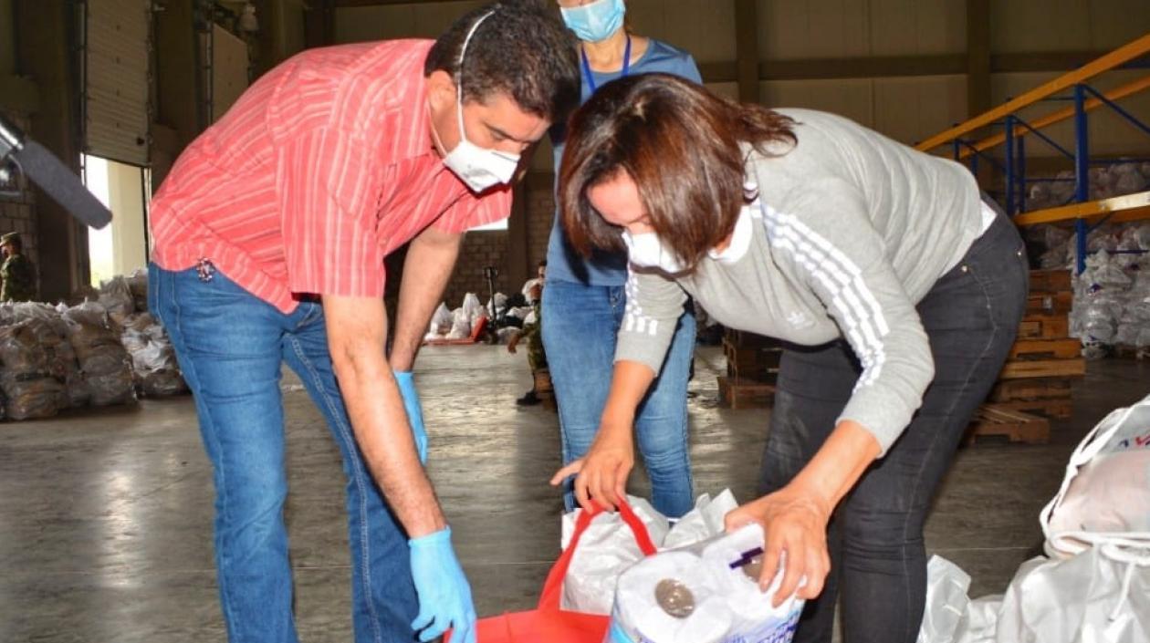 El alcalde Rodolfo Ucrós observando las ayudas recibidas.