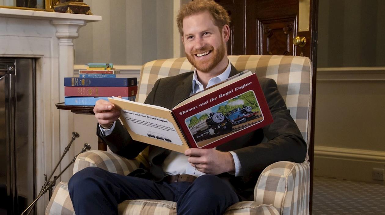 Fotografía cedida por Mattel del duque de Sussex con el libro "Thomas and the Royal engine".