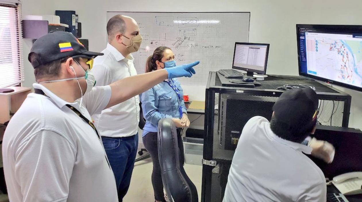 El Gerente del AMB, Libardo García, monitoreando el cumplimiento de las medidas.