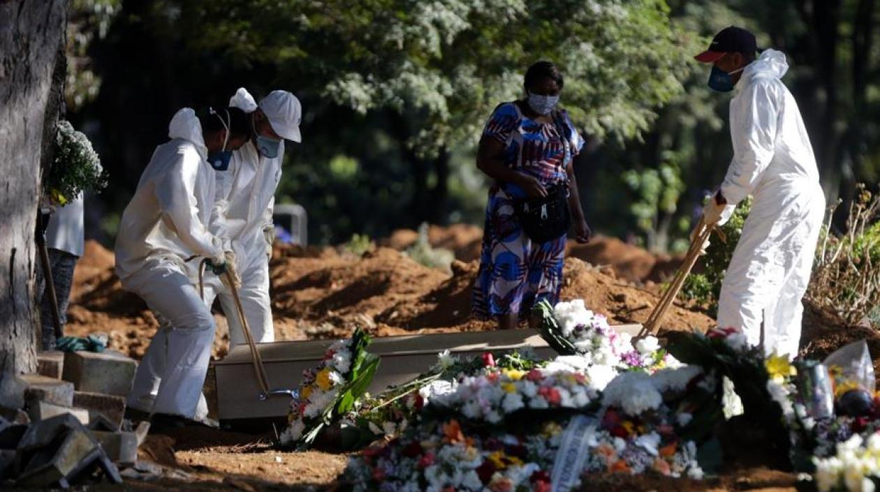 Los cementerios en Brasil empiezan a llenarse de personas fallecidas por el Covid-19.