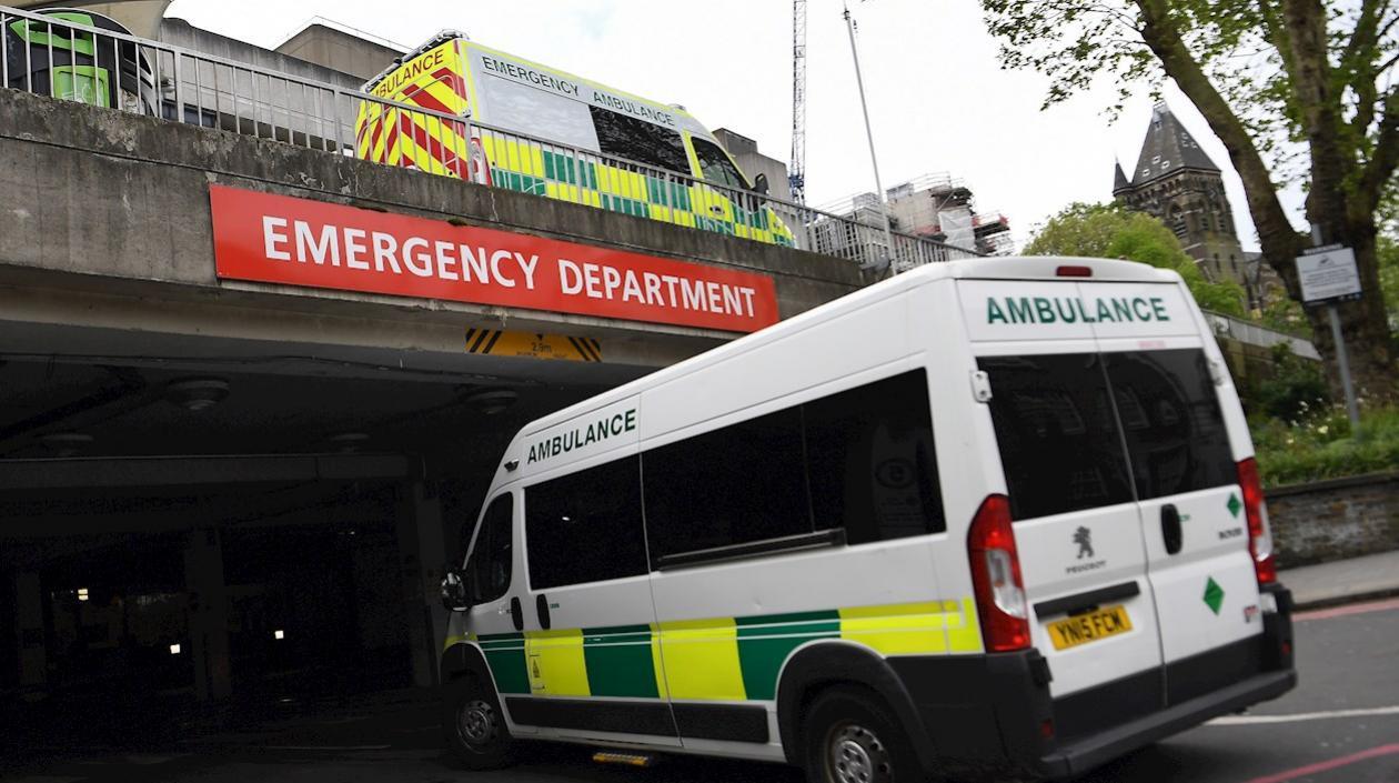 Una ambulancia arriba a una clínica.