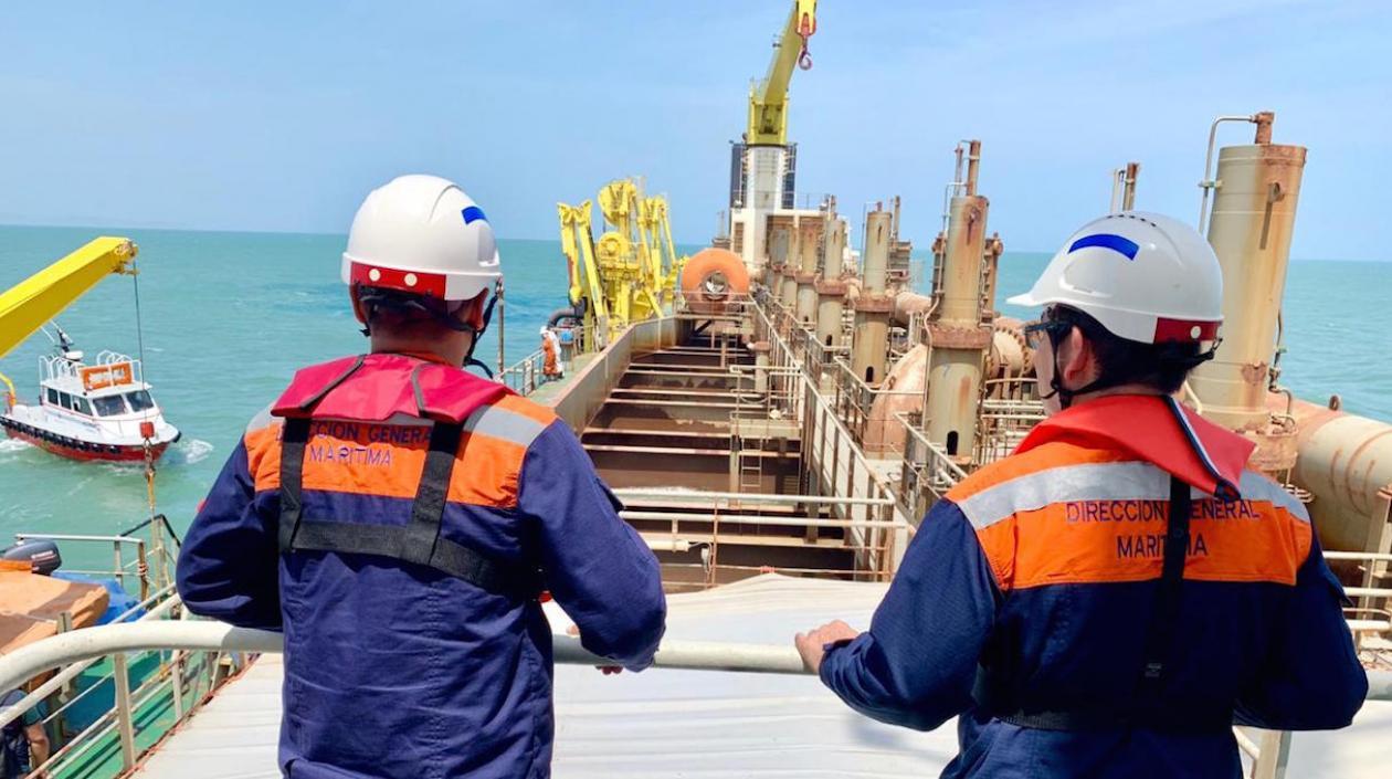 Técnicos de la Dimar en plena labor.