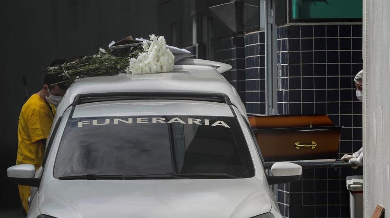 El no haber declarado una cuarentena total en todo el país, la pandemia le está cobrando factura al gobierno de Brasil.