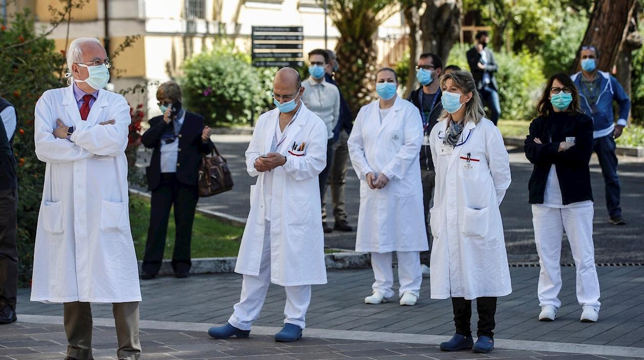 Médicos sostienen que todavía se está en la mitad de la pandemia.