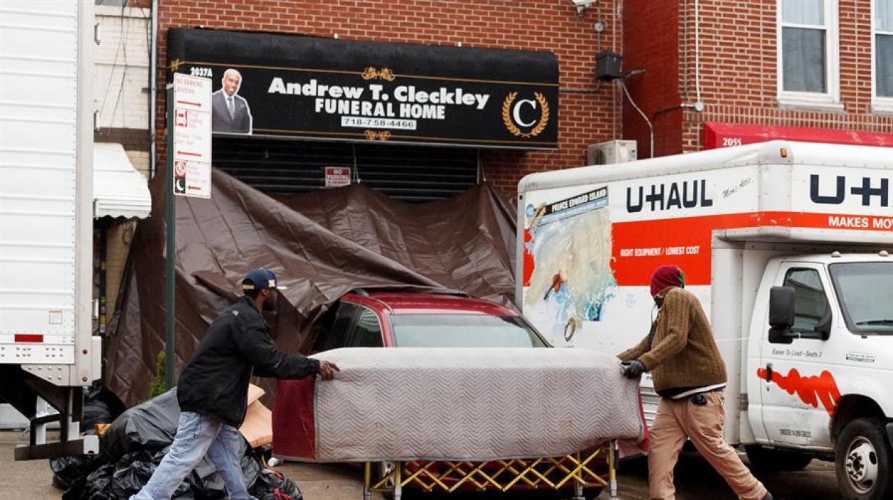 Las funerarias están desbordadas en Estados Unidos ante la cantidad de muertos por la pandemia.