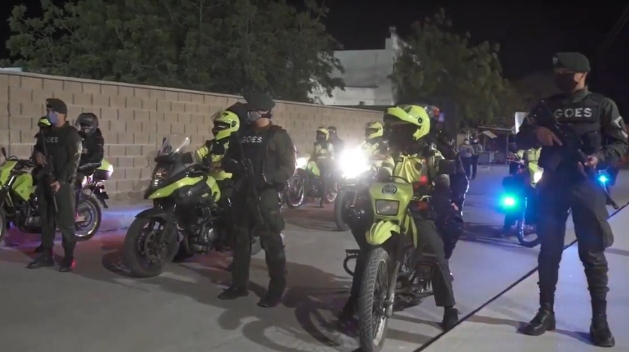 Policía vigilando las calles del municipio.