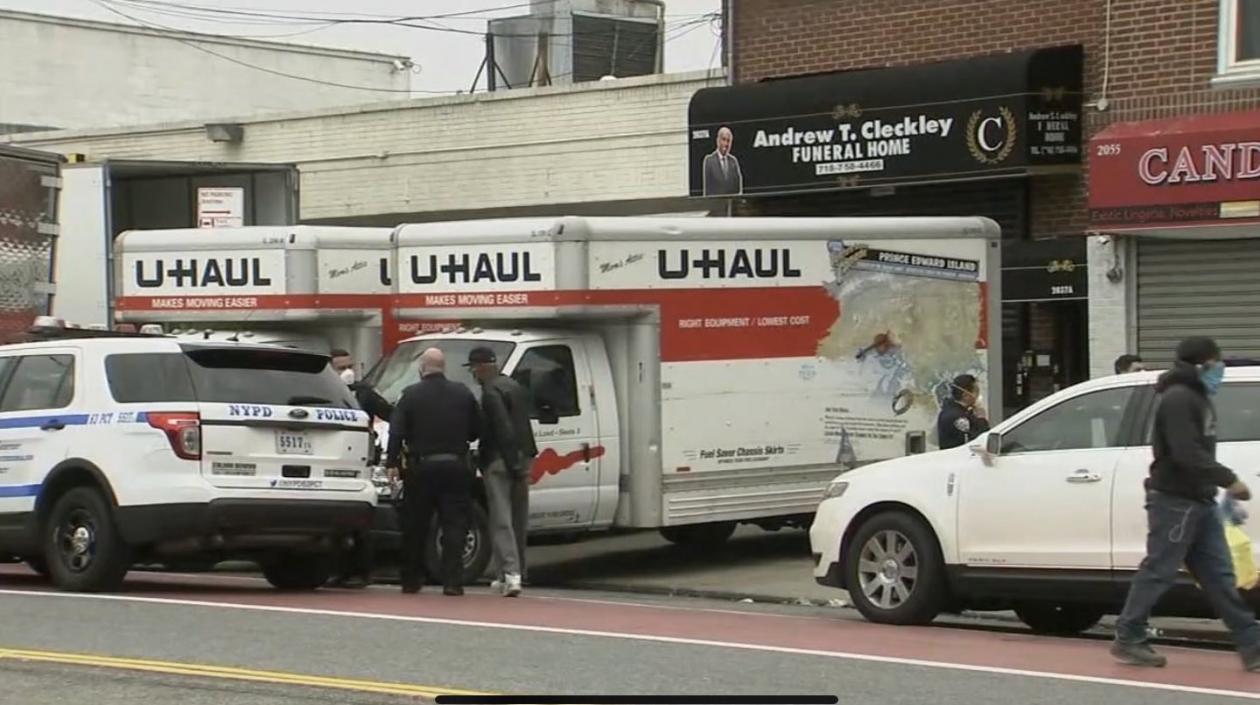 Personal del Departamento de Salud acudió al lugar junto con la Policía, que cerró la calle frente a la funeraria Andrew T. Cleckley Funeral Services.