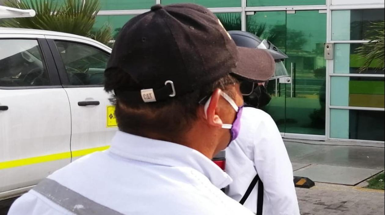 Hombre con tapabocas en Barranquilla, evitando el contagio del Covid-19.
