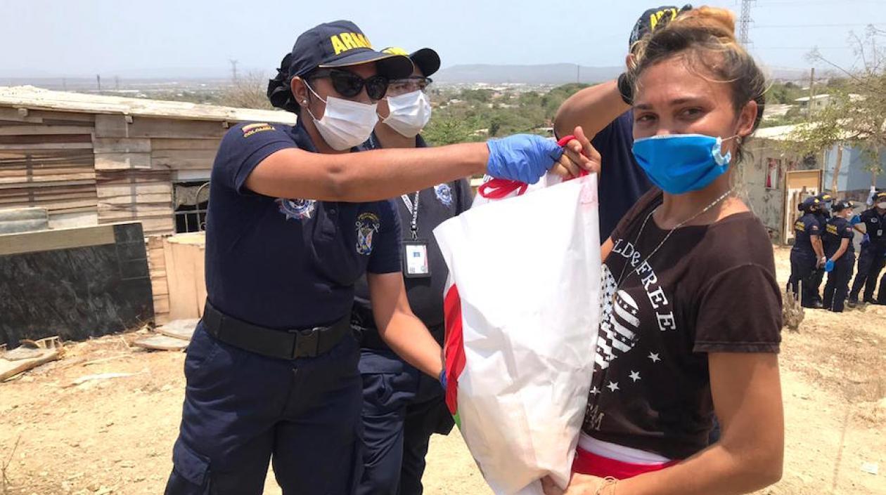 Entrega de ayudas en lugares apartados del Atlántico.