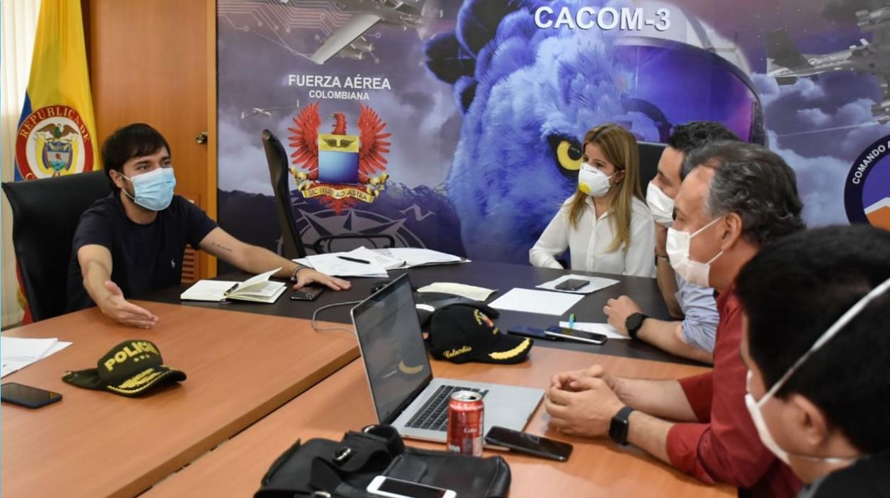 Alcaldes, Gobernadora y Viceministros durante la reunión en Cacom.