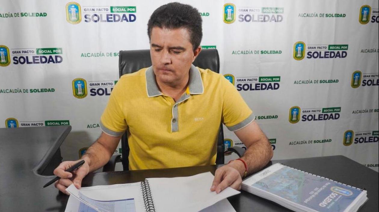El Alcalde Rodolfo Ucrós, revisando el Plan.