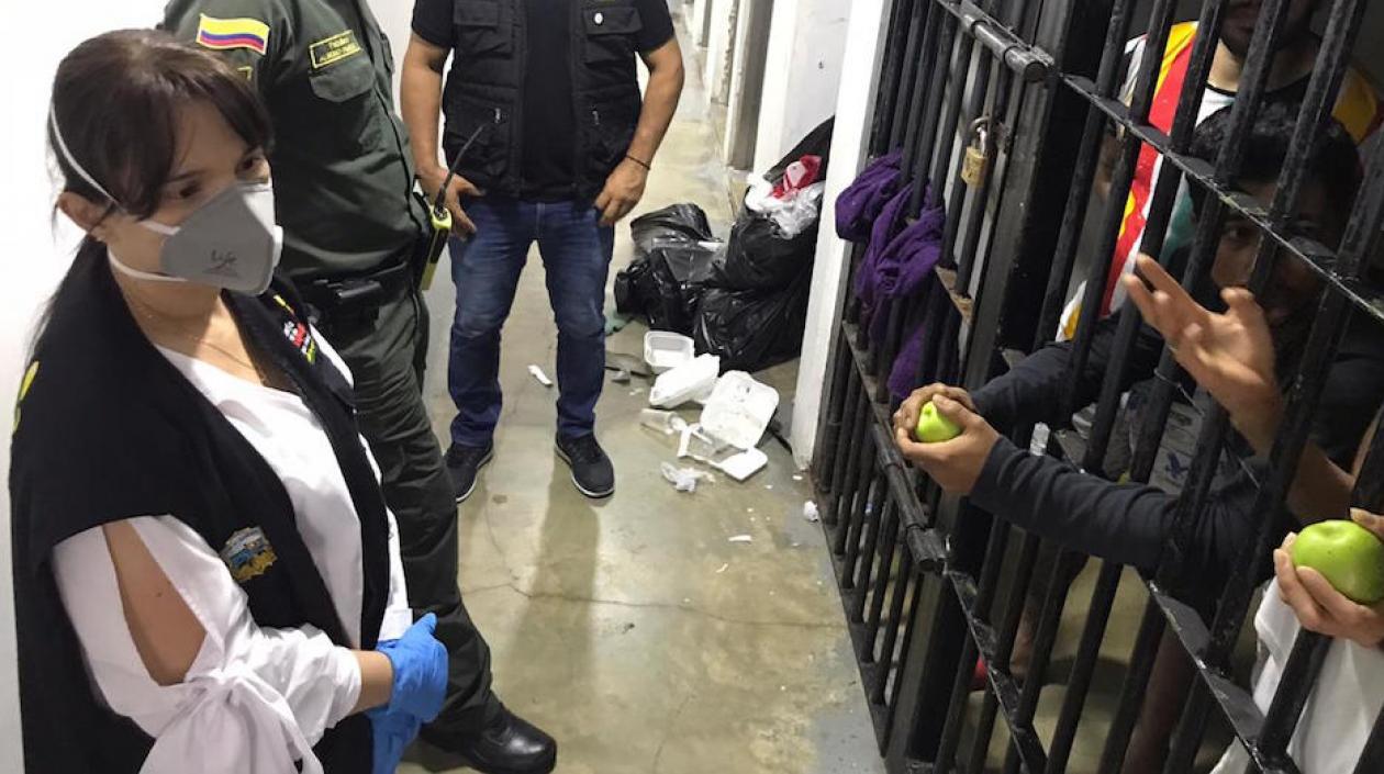 La Personera (e) Angélica Ávila, dialogando con los detenidos.