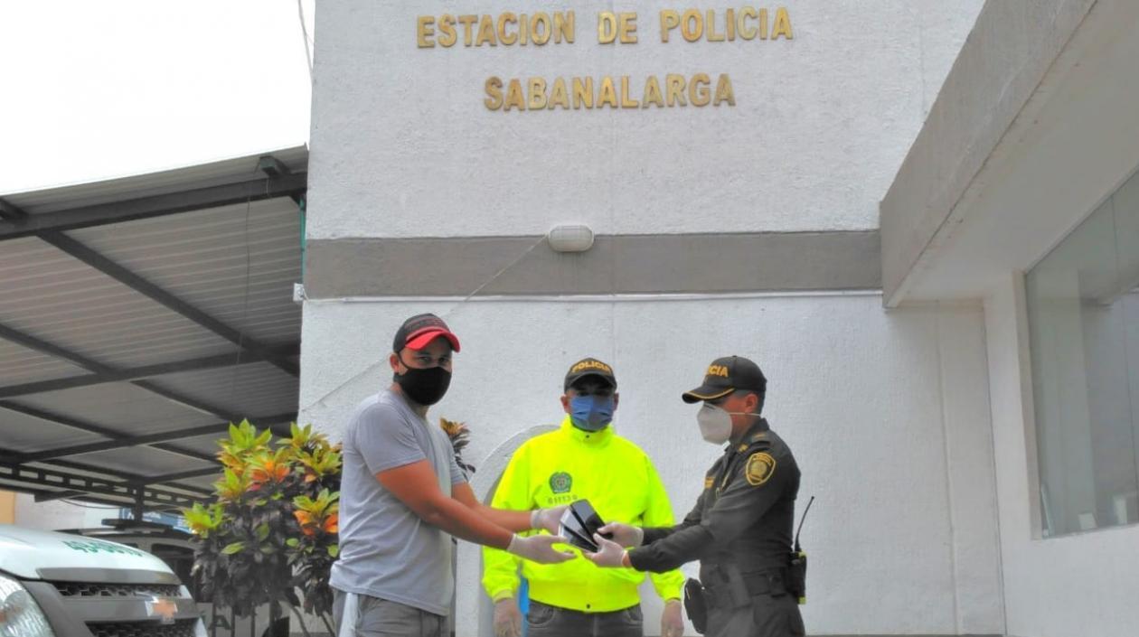 Policía entrega teléfonos robados en Sabanalarga.