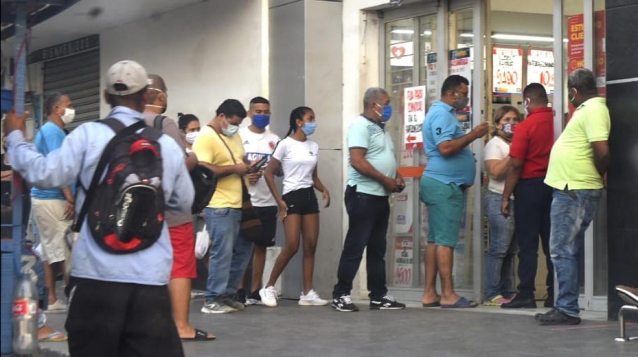 La fila de un supermercado en el barrio La Paz.