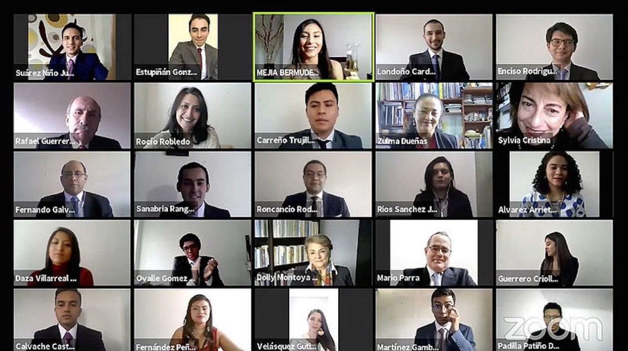 Una parte de los nuevos médicos de la Universidad Nacional de Colombia.