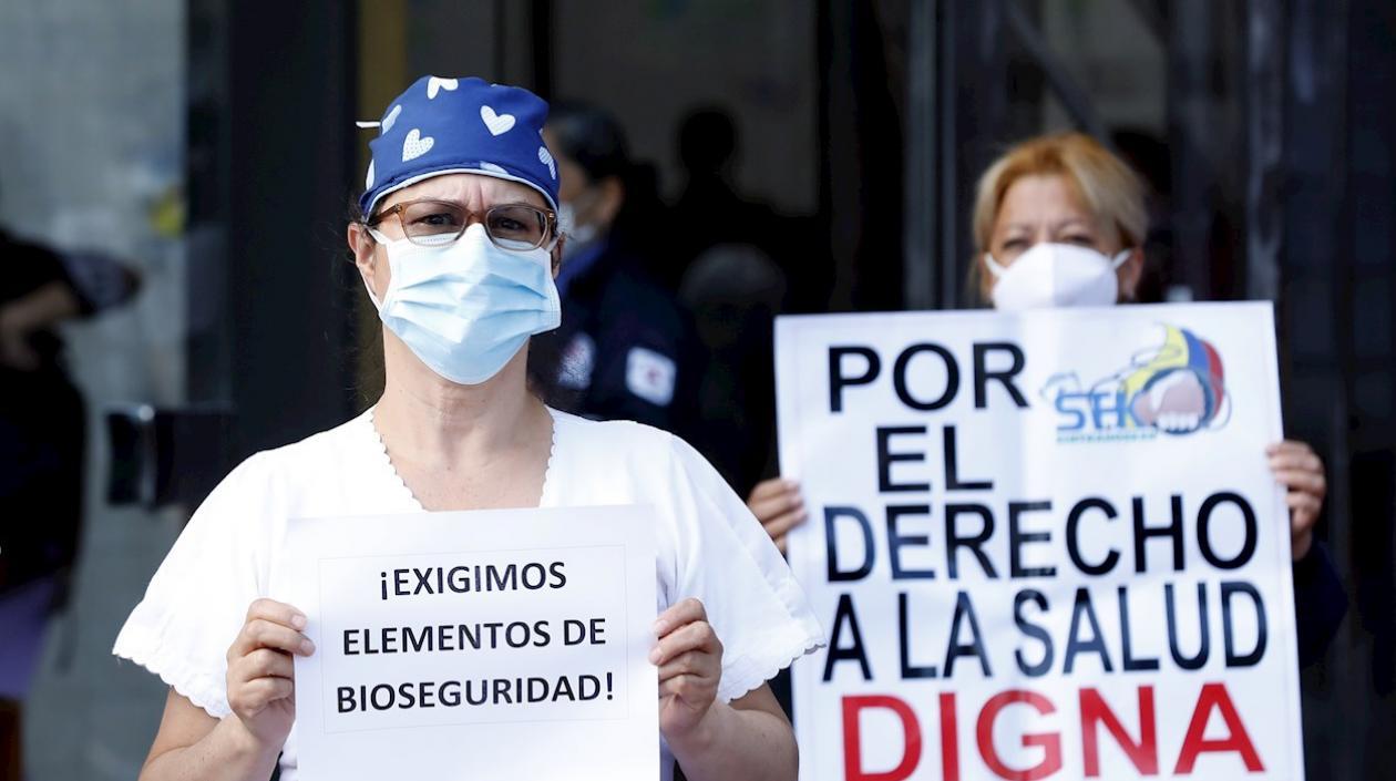 Una trabajadora de la salud pide elementos de bioseguridad para su labor.