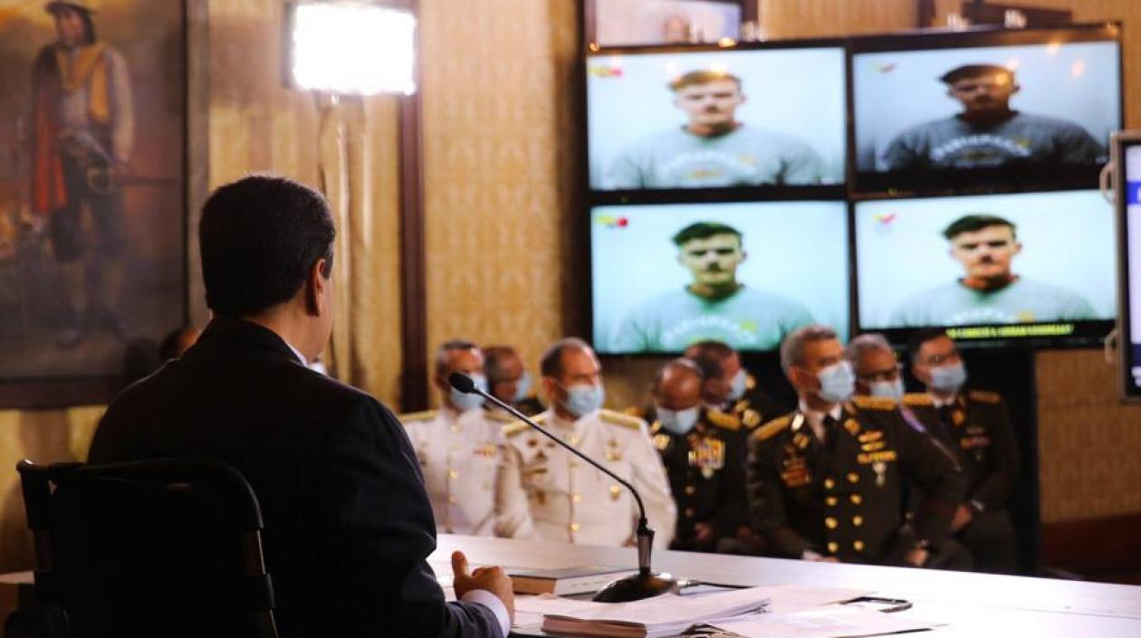 Nicolás Maduro presentando la declaración del estadounidense.