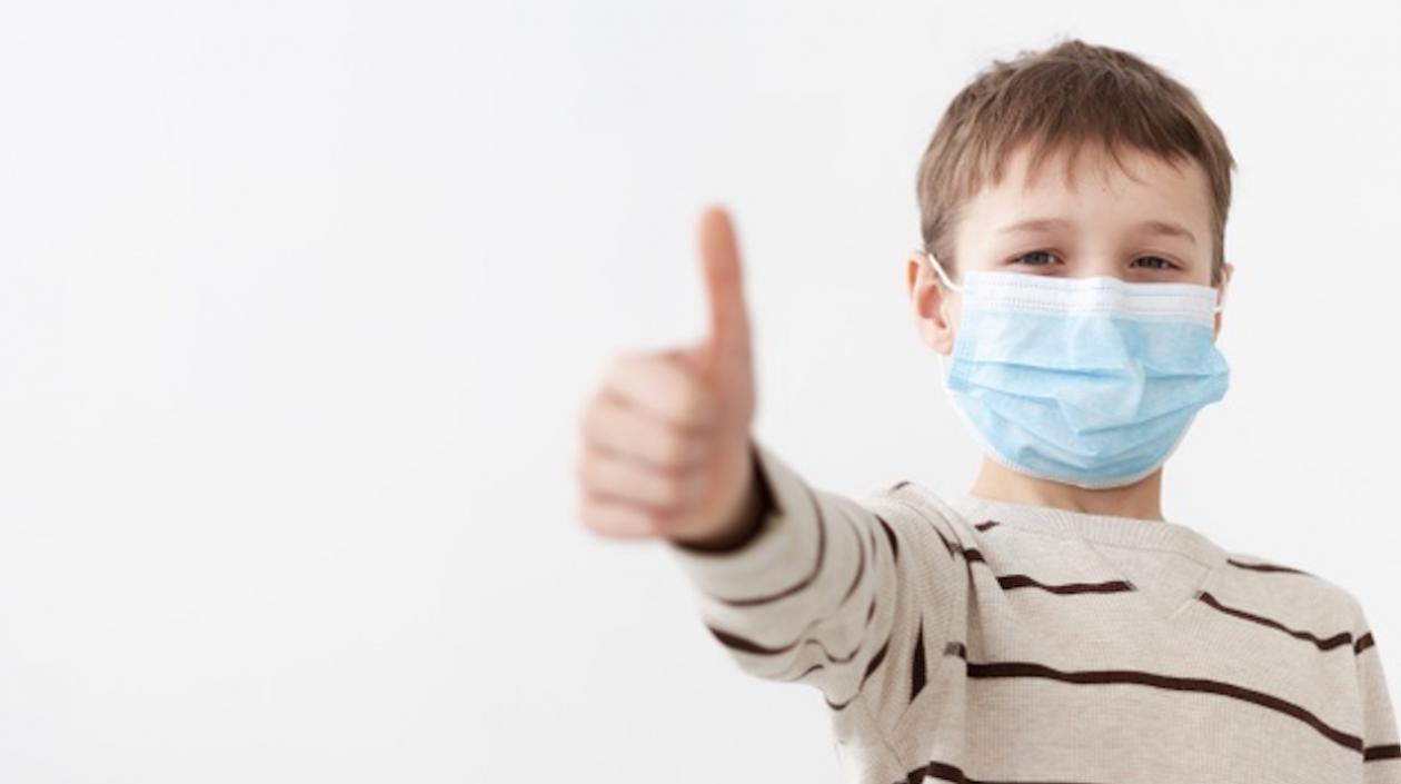 Niños tendrán que saludar así cuando se encuentren y mantener la distancia con otros niños.