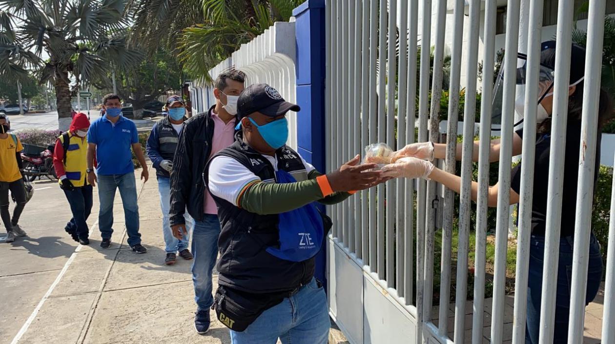 Donación de los estudiantes del Colegio Hebreo Unión a los domiciliarios.