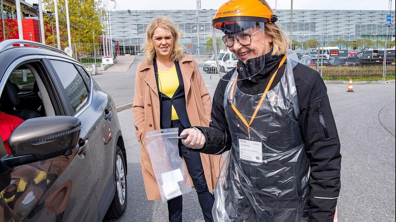 Ministra de salud y asuntos sociales de Suecia observa una prueba Covid-19.