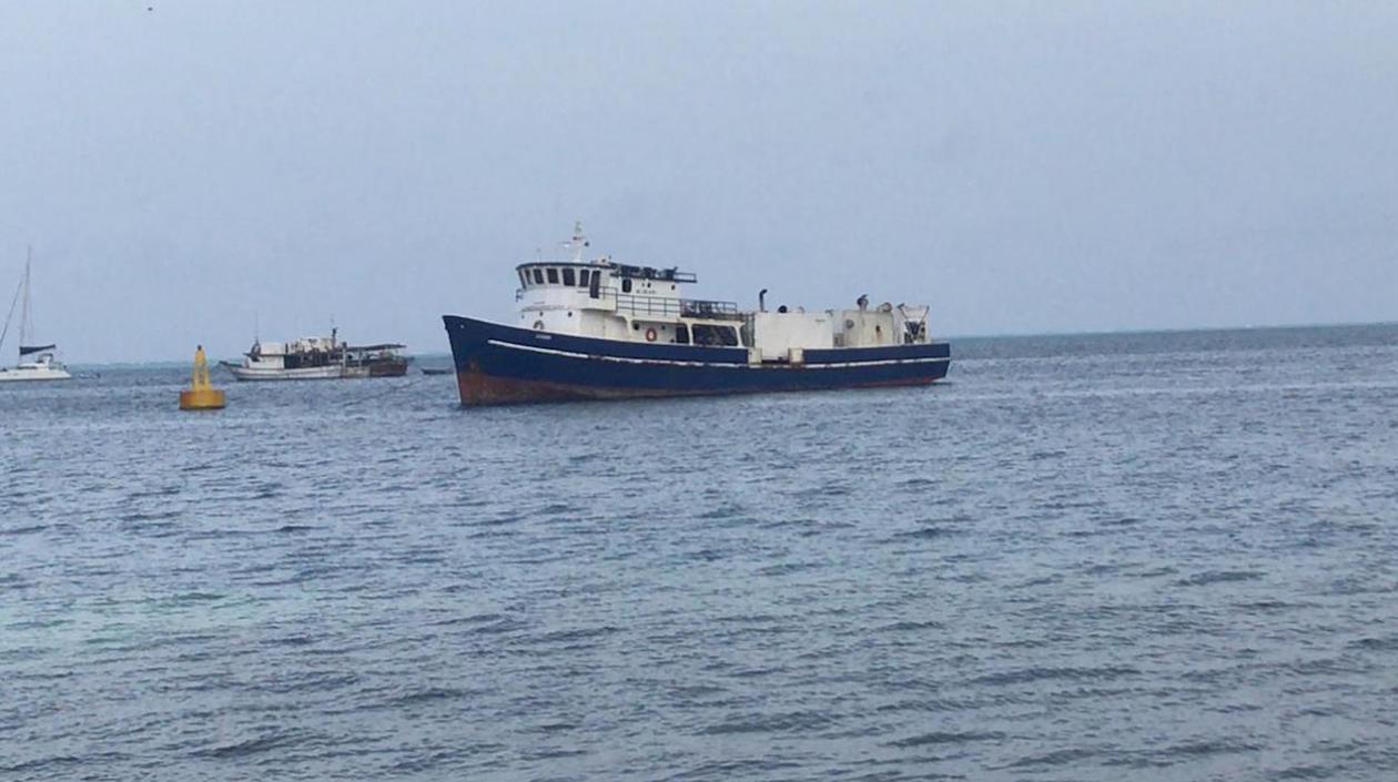 Posición en la que se encuentra fondeada la embarcación.