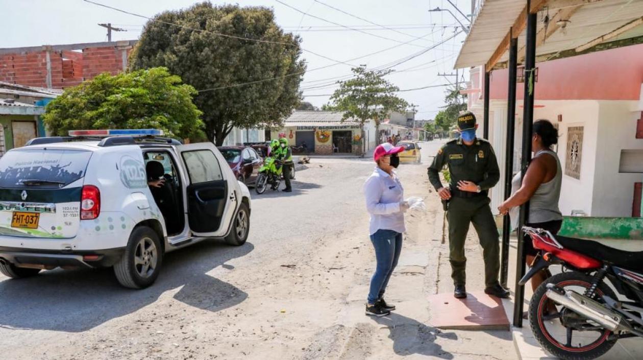 Policía entregando recomendaciones para la celebración del Día de la Madre en casa.