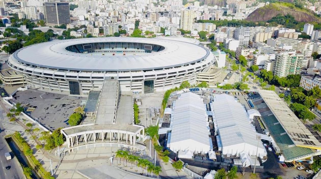 El hospital de campaña fue instalado en la parte externa del estadio.