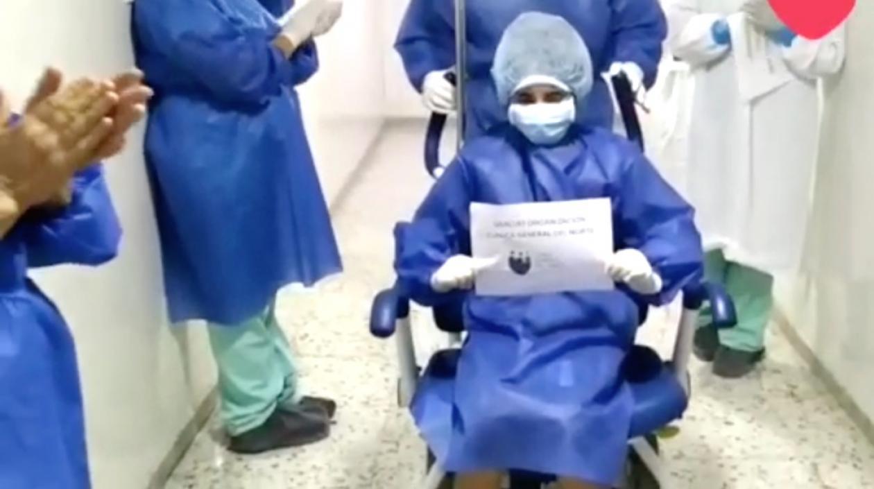 Adaluz Londoño, saliendo de la Clínica.