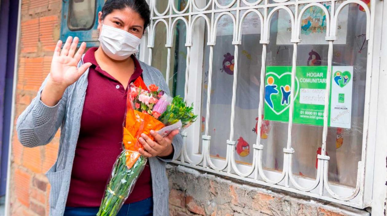 Madres comunitarias de Bogotá recibieron flores.