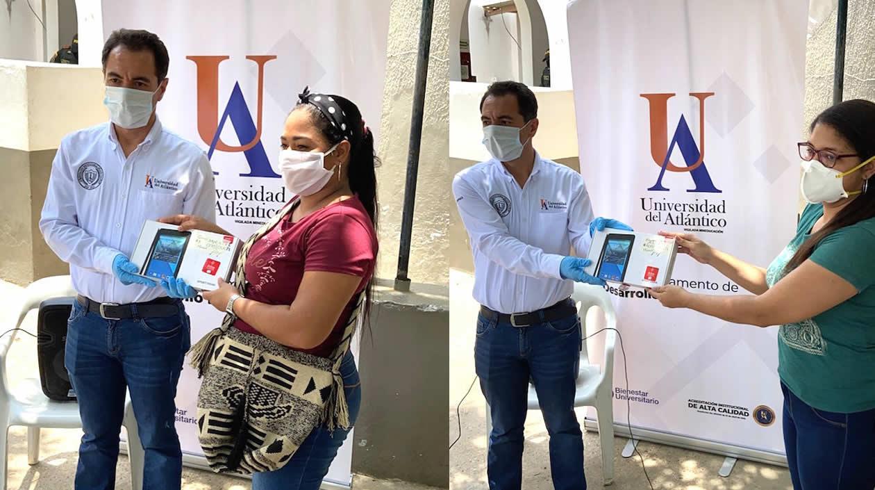 El Rector (e) Jorge Restrepo, entregando tabletas en Suan y Manatí para apoyar las clases remotas. 
