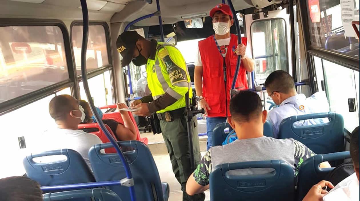 Policía de Tránsito y funcionarios del AMB socializando la línea de atención.