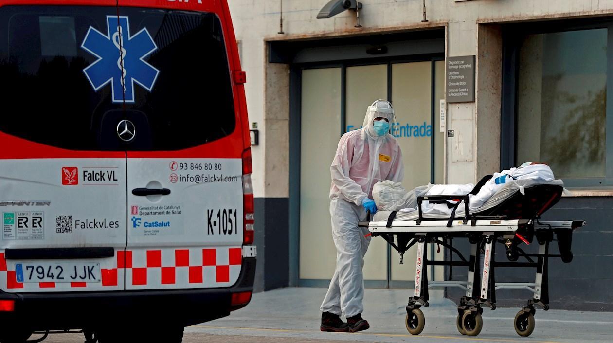 Un técnico sanitario traslada a un paciente en el Hospital de Bellvitge.
