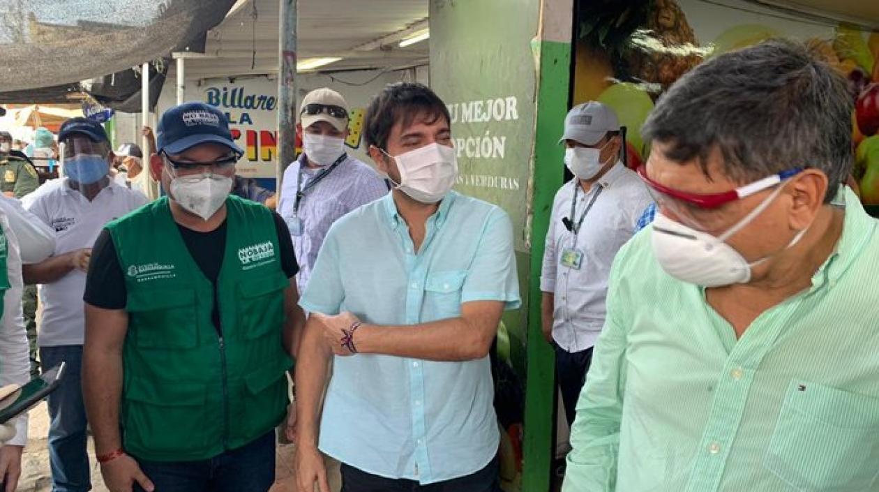 El Alcalde Jaime Pumarejo durante la visita a Barranquillita.