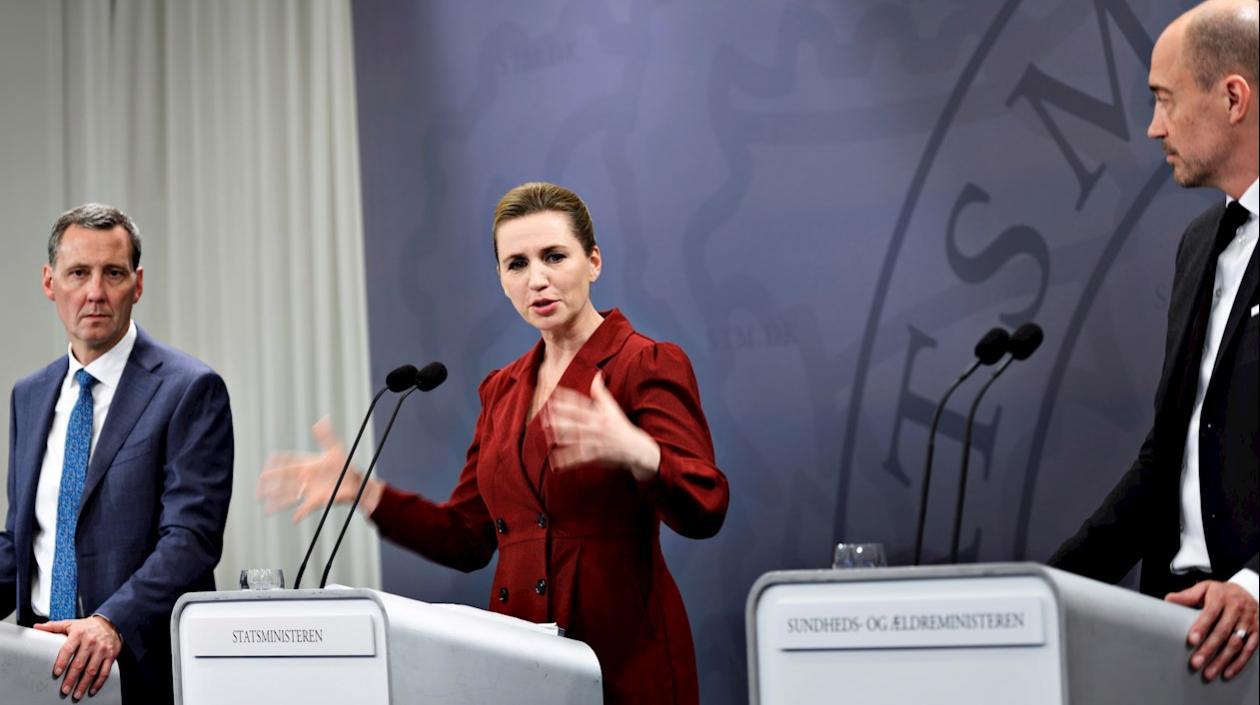 La primera ministra danesa, Mette Frederiksen (c) rueda de prensa ofrecida este martes.