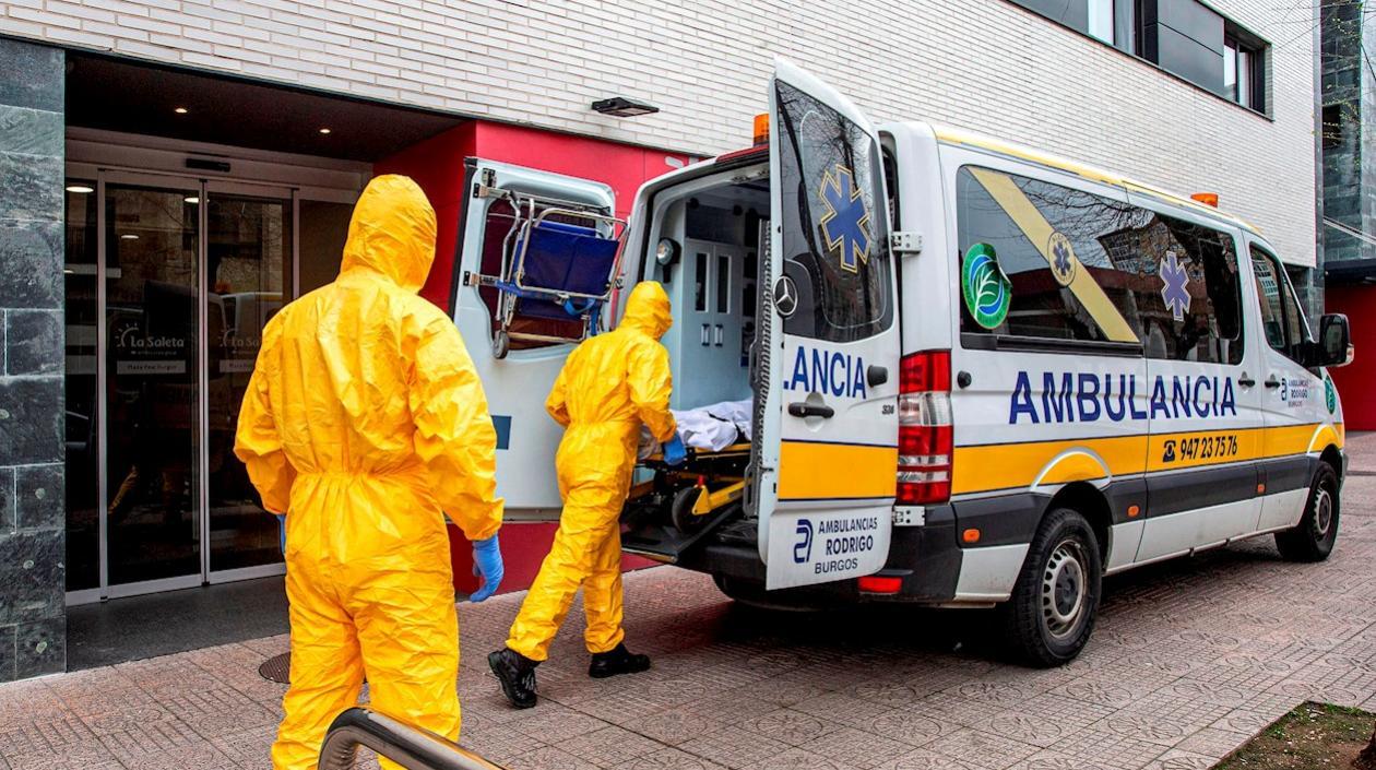 Dos sanitarios trasladan a un paciente al Hospital Universitario de Burgos. 