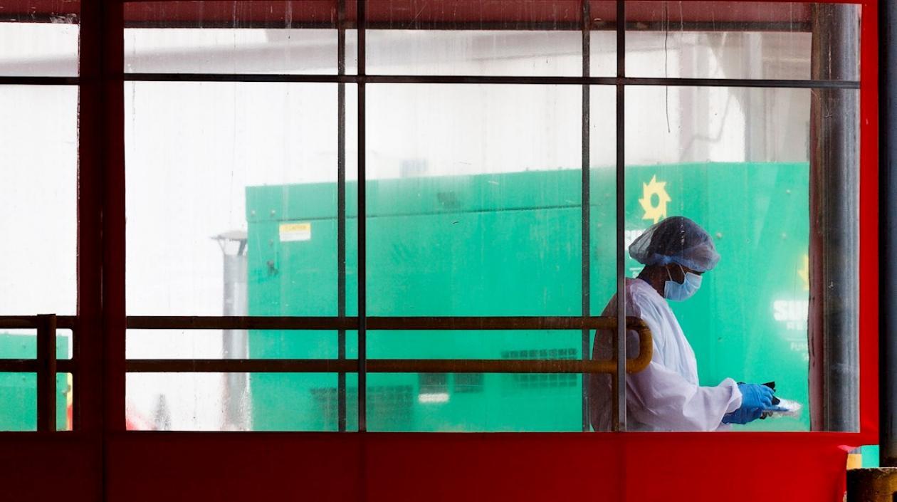 Un trabajador de la salud en la entrada de la sala de emergencias en Elmhurst Hospital Center en Queens.