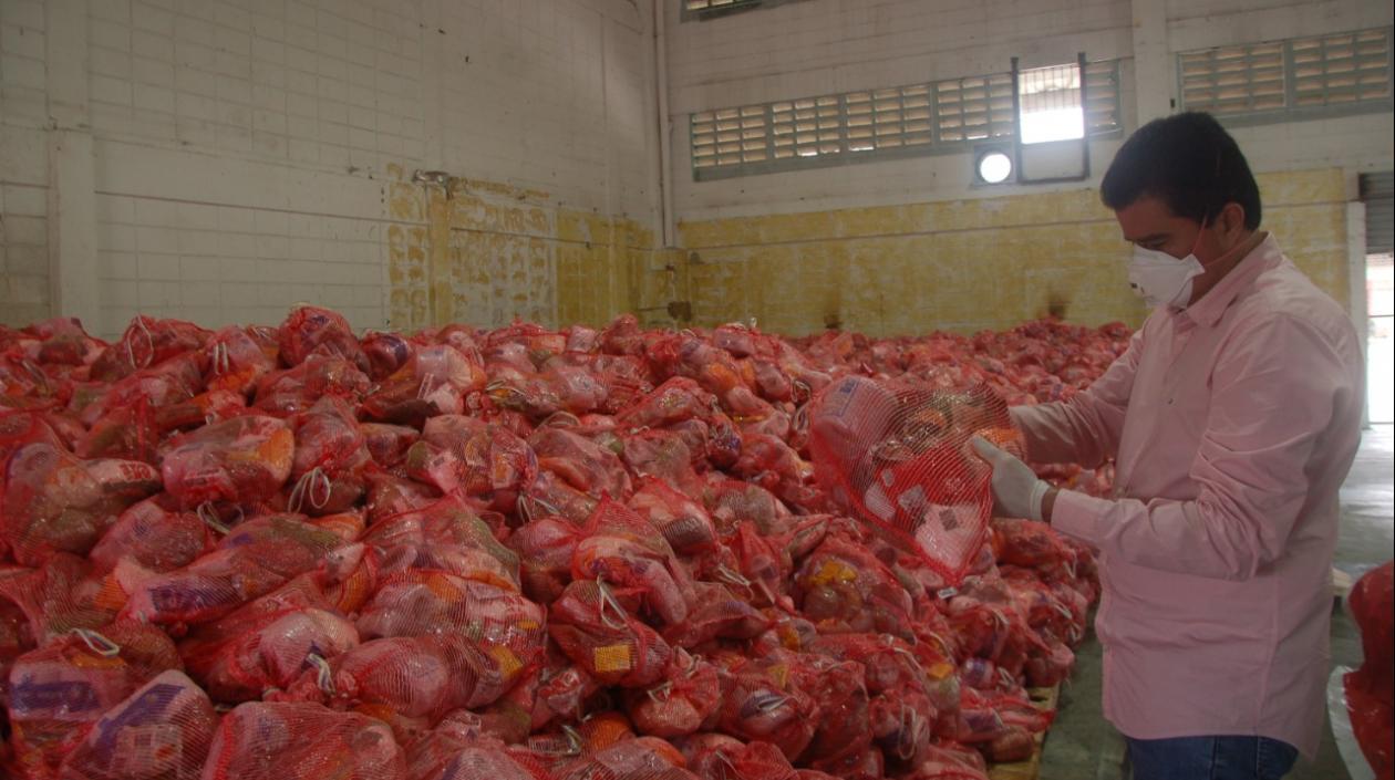 El Alcalde Rodolfo Ucrós Rosales revisó los mercados donados.