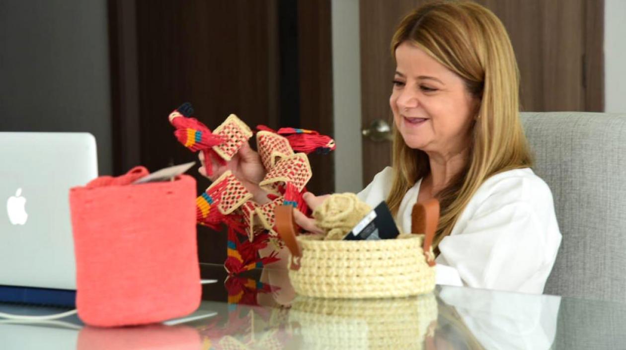 La Gobernadora Elsa Noguera exhibiendo artesanías del Atlántico.