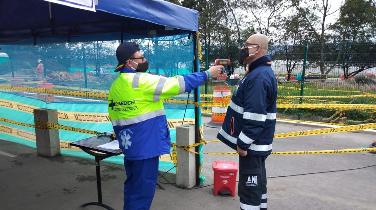 Un operario es sometido a la toma de temperaturas.
