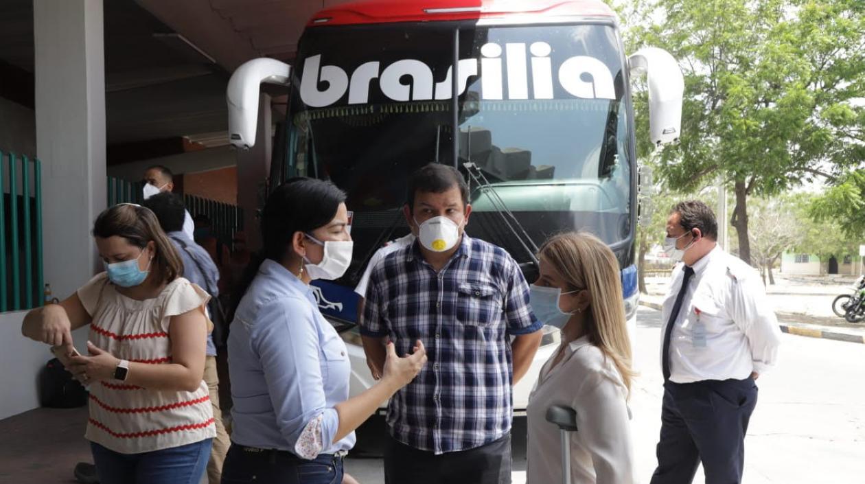 La gobernadora recibiendo a estudiantes.