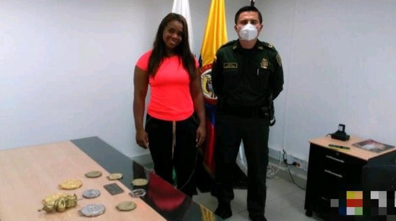 Leidy Solís y sus medallas recuperadas.