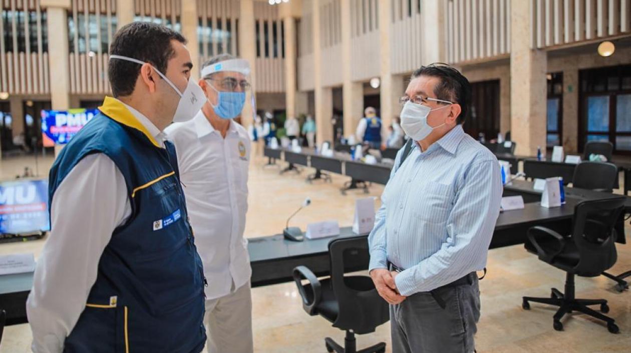 Fernando Ruiz Gómez, ministro de Salud, en diálogo con el Alcalde de Cartagena y el Gobernador de Bolívar.