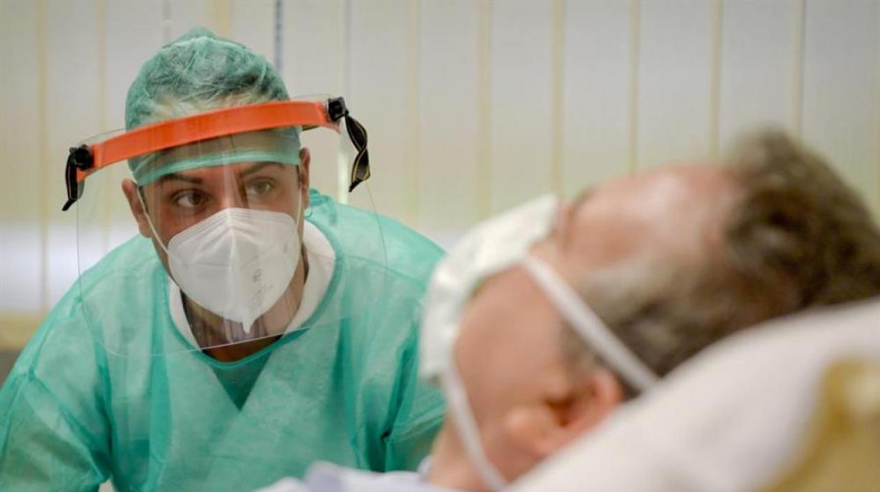 Un médico observa a un paciente.