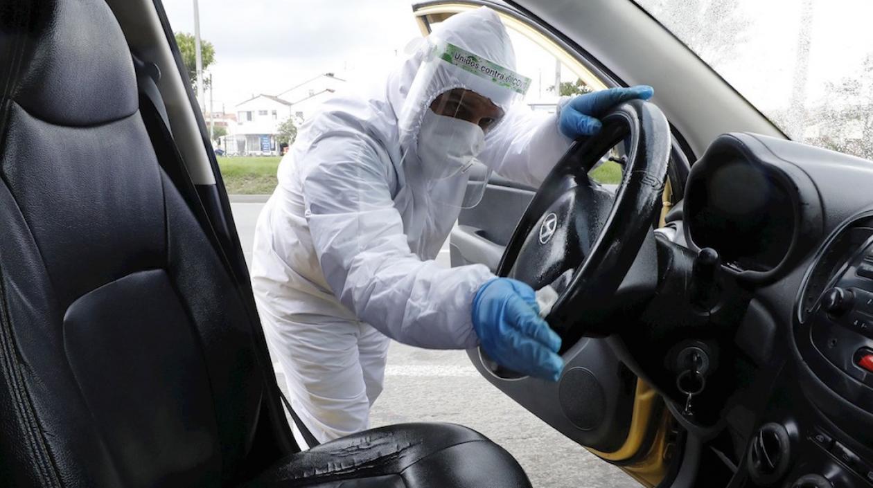 Desinfección de vehículos en acción.