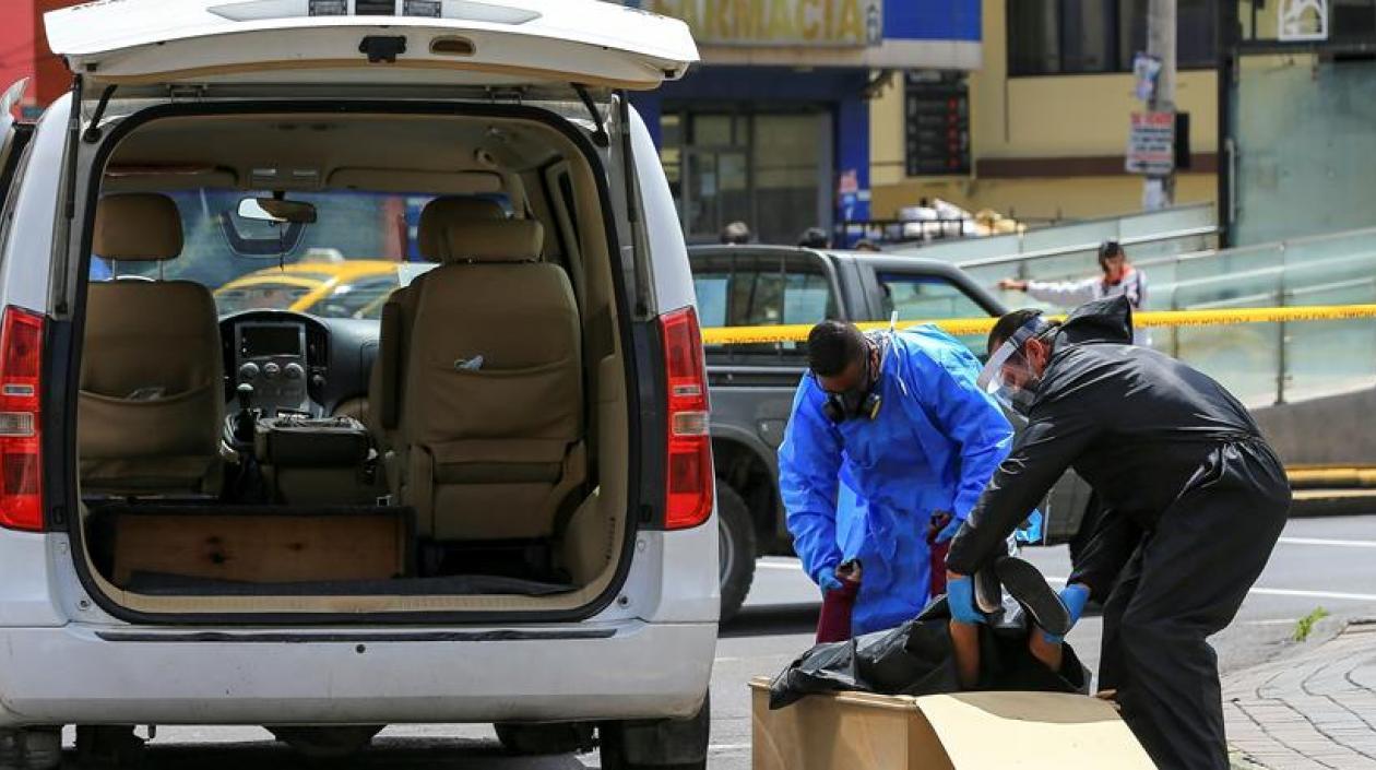 Personal de una funeraria.