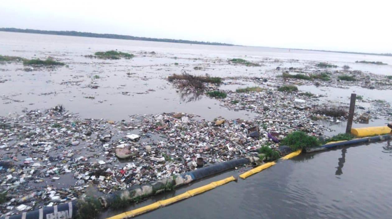 Basuras a la entrada del acueducto de Barranquilla.
