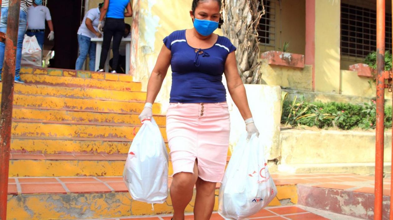 Una beneficiaria tras recibir las ayudas.